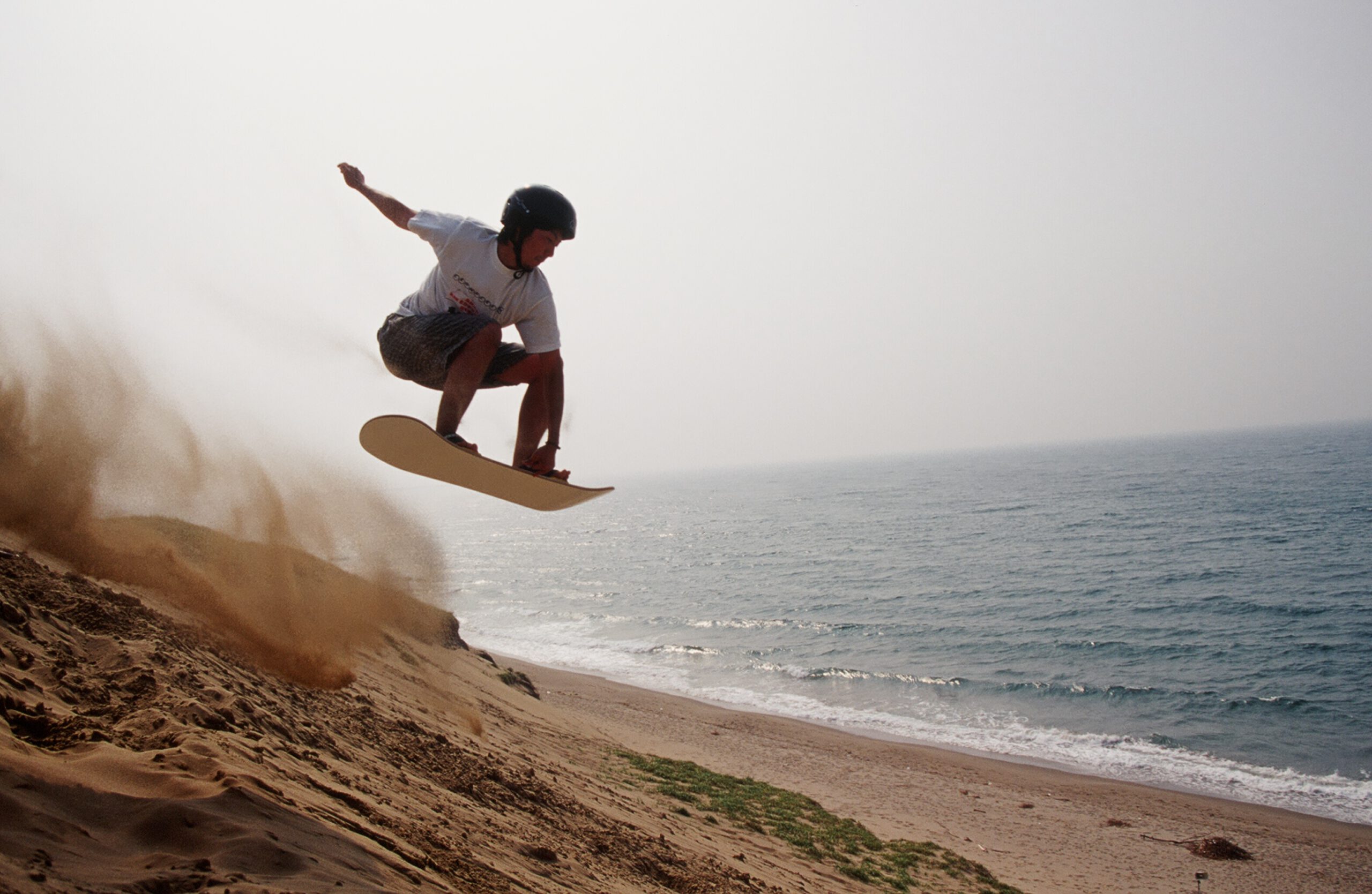 สโนว์บอร์ดทะเลทราย กิจกรรมกีฬาโต้คลื่นทะเลทรายยอดนิยมที่สุด
